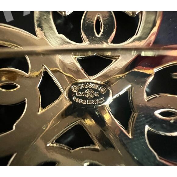 CHANEL CC Logo Heart Clover Brooch Light Gold Tone B21 K (CHXX003) - Picture 6 of 6